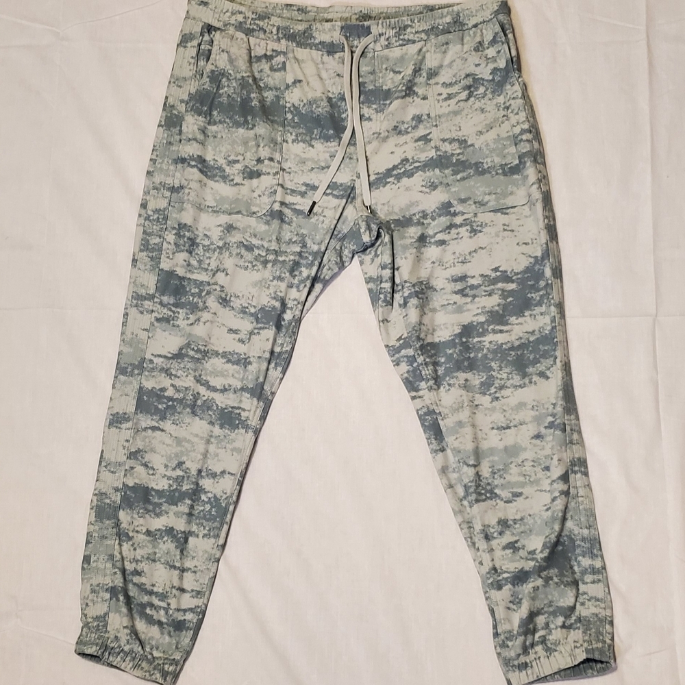 NWOT Athleta Farrallon Jogger Fog Camo Coastal Grey, Size XL - Picture 4 of 7